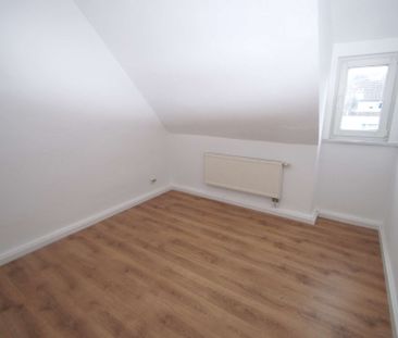 3-Zimmer-Wohnung im Dachgeschoß mit separater Küche und Dusche, ren... - Photo 1