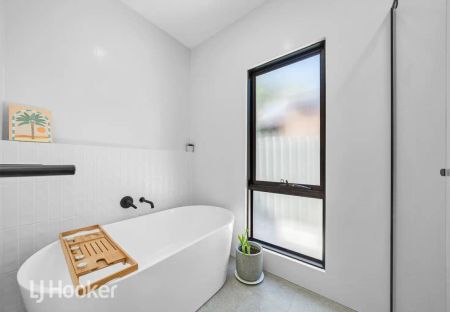 “Large 3x2x2 with garden shed” - Photo 4