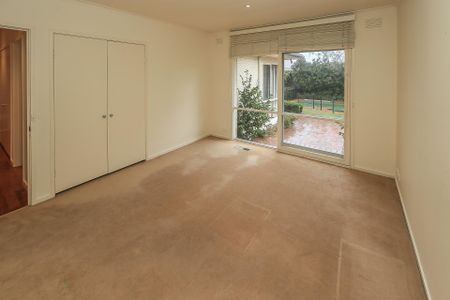 The ultimate in family living with a pool - Photo 2