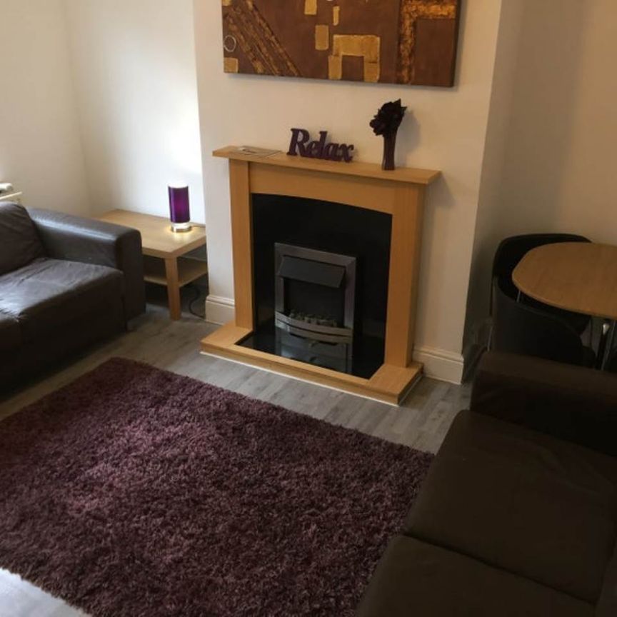 Glebe Avenue (Room 3), Kirkstall, Leeds - Photo 1