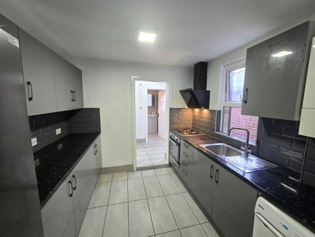 4 bedroom terraced house to rent - Photo 4