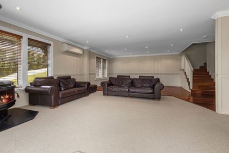 Spacious Family Home with Swimming Pool - Photo 2