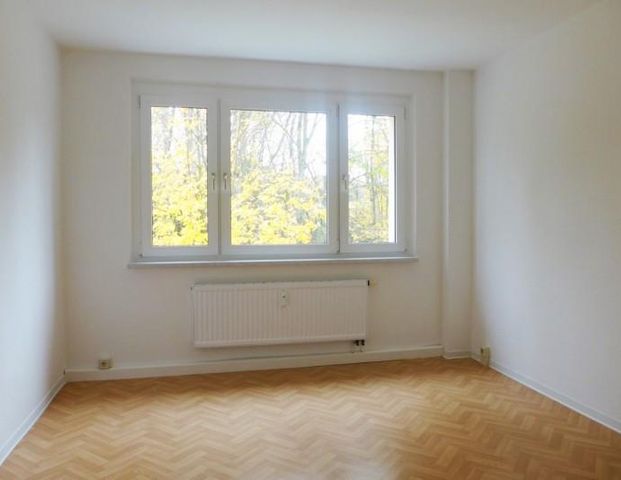 Gemütlich Wohnen - mit Wanne und Fenster im Bad - Photo 1