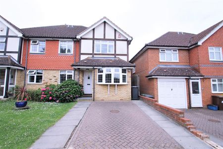 4 bed house to rent in The Birches, Bushey, WD23 - Photo 5