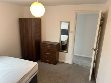 3 Bed Flat, Assembly Passage, E1 - Photo 5