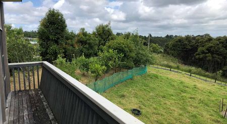 2BR house in Oratia - Photo 2