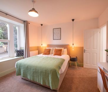 Modern Ensuite in Sociable Kingswood Home - Photo 4