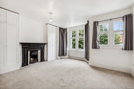 4 bedroom house in London - Photo 2