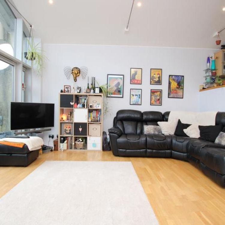 Immaculate two bedroom flat in sought-after area with excellent transport links, high ceilings, open-plan layout, stylish kitchen, two balconies, and modern amenities, perfect for couples or sharers. - Photo 1