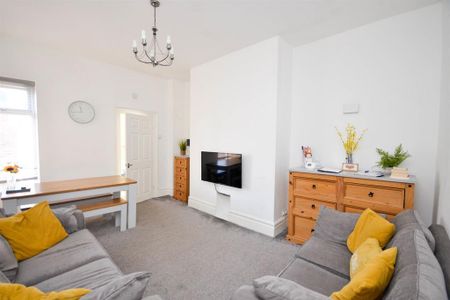 3 bedroom flat to rent - Photo 3