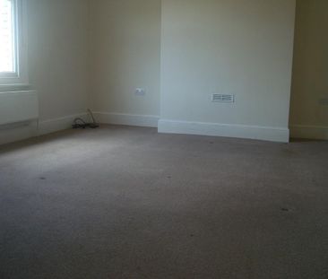 2 bedroom end of terrace house to rent - Photo 2