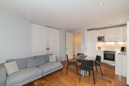 3 Bed Flat, Peter St, W1F - Photo 2
