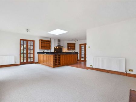 Copse Wood Way, Northwood, Middlesex, HA6 2TU - Photo 2