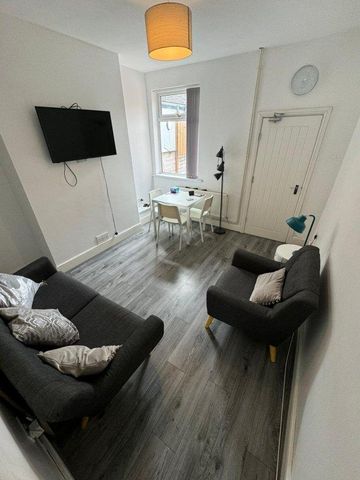 3 bedroom flat to rent - Photo 2