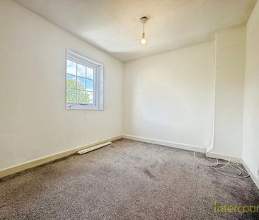 2 bedroom end of terrace house to rent - Photo 2