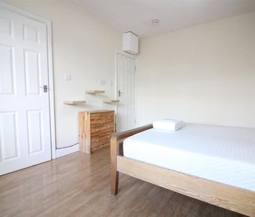 Wood Lane, Isleworth - Photo 2