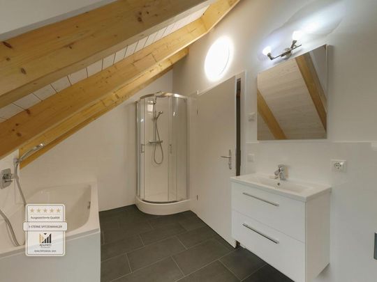 Hochwertige 2Z DG Wohnung mit Galerie, großer Balkon, Badewanne, Düsche - Photo 1