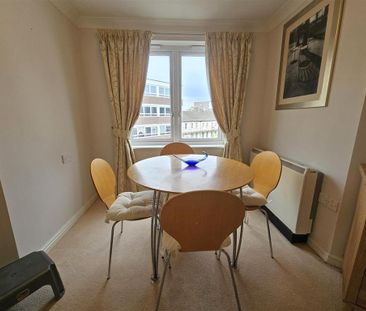 2 bedroom retirement property to rent - Photo 2