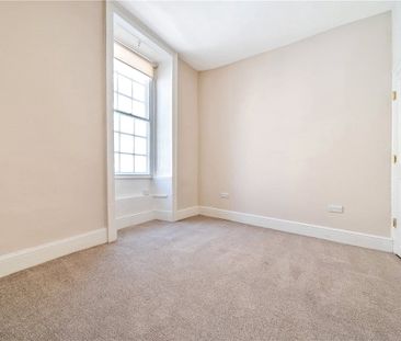 First floor one bedroom unfurnished flat in central Bath. - Photo 1
