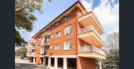 Coastal Top-Floor Apartment with Beautiful Dee Why Views - Photo 5