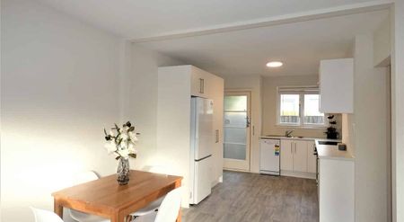 Sunny North-Facing Apartment with Parking - Photo 5