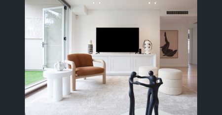 Palatial ocean view 3-bedroom penthouse apartment, moments from the beach - $2,800 a week fully furnished - Photo 3