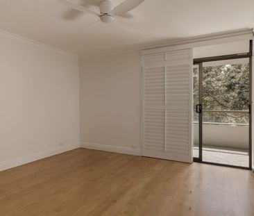 Naturally sunlit and private apartment with house like proportions - Photo 2