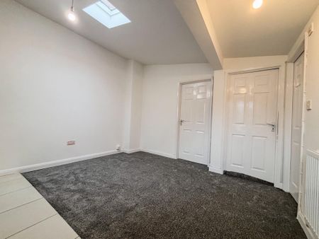 2 Bedroom Flat To Let - HP11 - Photo 4