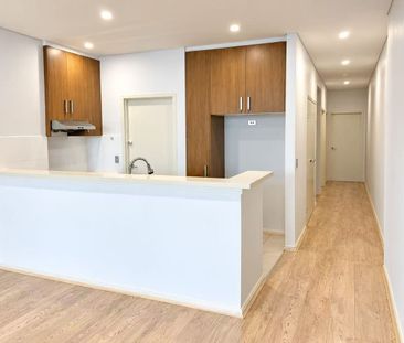 Spacious 2-Bedroom Split-Level Apartment with Beautiful Water Views... - Photo 5