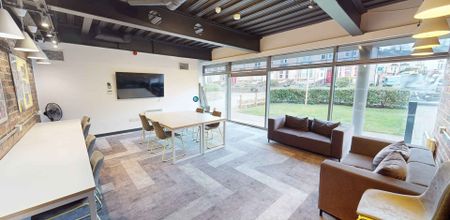 Large Standard Double Ensuite - Photo 3