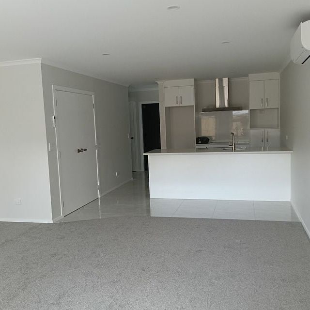 Modern 3BR Townhouse in Hamilton East! - Photo 1