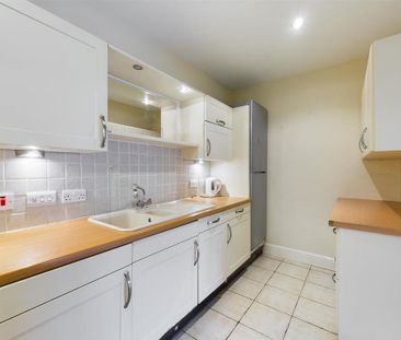 2 bedroom ground floor flat to rent - Photo 1