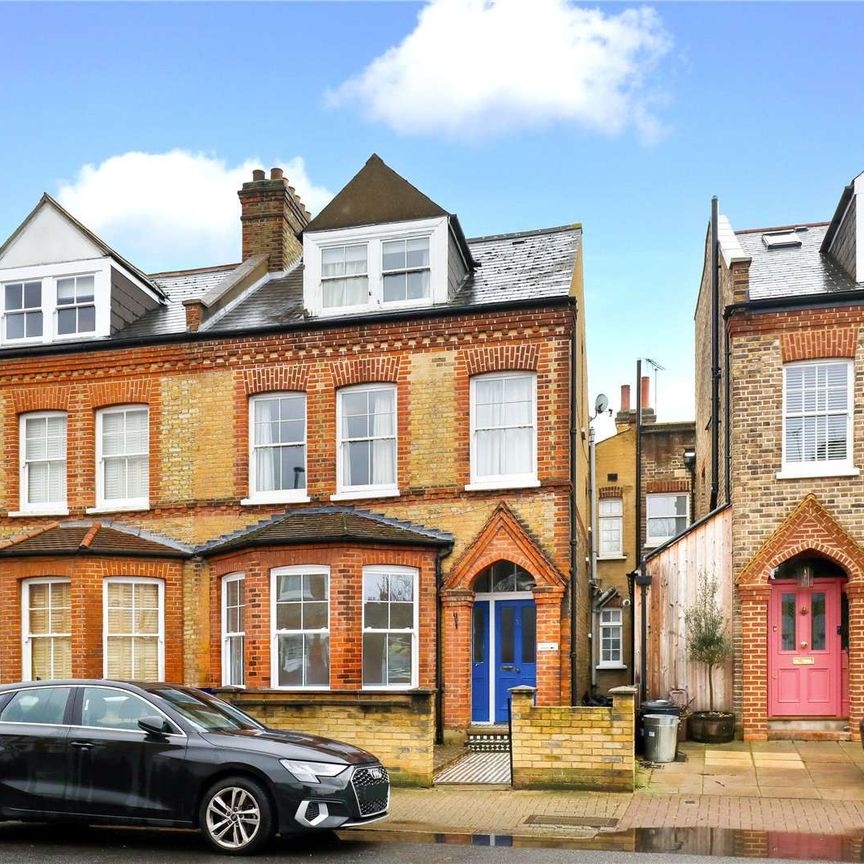 A spacious one bedroom garden flat which has just had a full renovation. - Photo 1