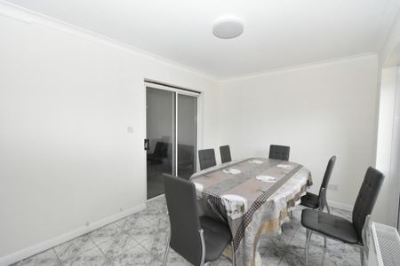 4 bedroom semi-detached house to rent - Photo 3