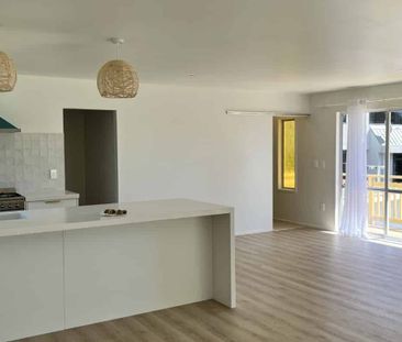 Luxuriously sized living - Photo 2
