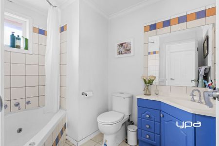 Great Court Location home that ticks all the Boxes. - Photo 2