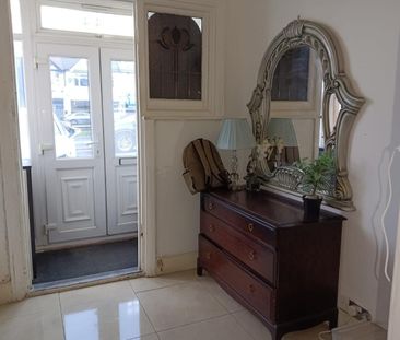 Room in a Shared House, Eastern Avenue, IG4 - Photo 3