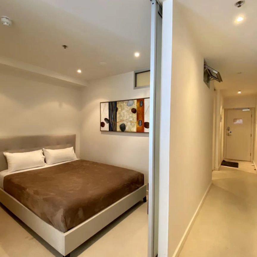 Fantastic Location - 2 bedroom Fully Furnished Modern Apartment! - Photo 1