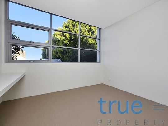 STUNNING SPLIT- LEVEL DUAL ASPECT EXECUTIVE APARTMENT - Photo 1