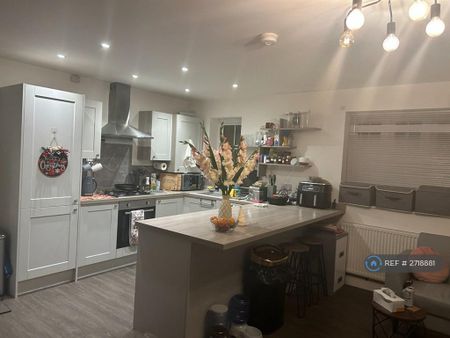 1 bedroom in a flat share to rent - Photo 3