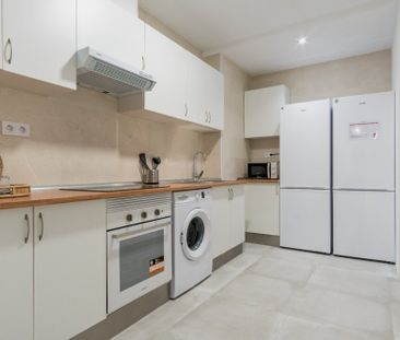 Spacious double bedroom in calle Martin de los Heros - Photo 3