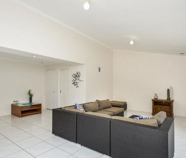 1 Benetti Close, Belmont QLD 4153 - House For Rent | Domain - Photo 5