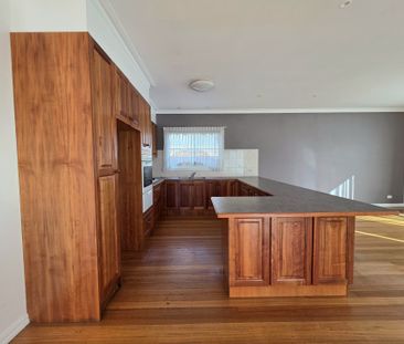 Charming 2-Bedroom House - Photo 2