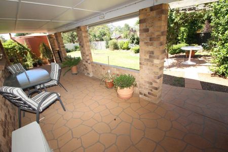 IMMUCULATE & SPACIOUS BRICK HOME - Photo 4