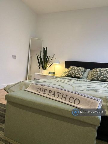 1 bedroom in a flat share to rent - Photo 5