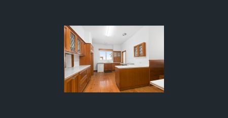 FANTASTIC LOCATION - FABULOUS FAMILY HOME! - Photo 4