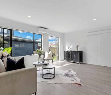 Charming Remuera 3BR & 2BTH Stand-alone Townhouse! - Photo 2