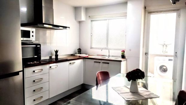 Room in a shared 6-bedroom apartment for rent in Burjassot, only females - Foto 1