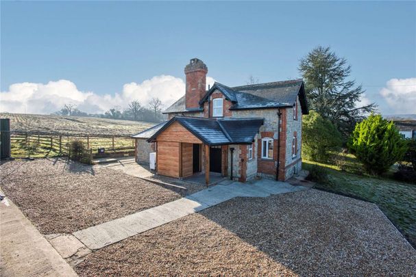 Newly refurbished three bedroom farmhouse - Photo 1