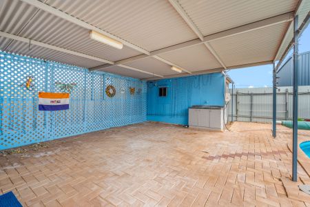 Spacious Family Home Opposite the Kalgoorlie Racecourse - Photo 2